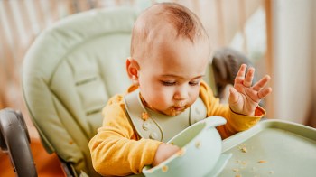 baby从高位上扔食物